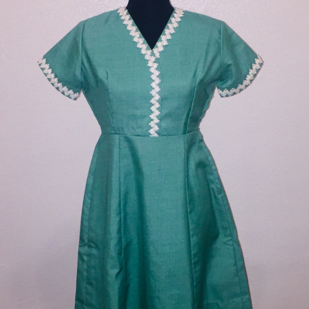 Vintage 60's Custom-made green dress with beaded decorative trim - Picture 3 of 11